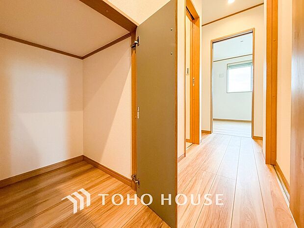 やわらかな陽射しがふりそそぎ、ゆったりした時間が流れる室内。