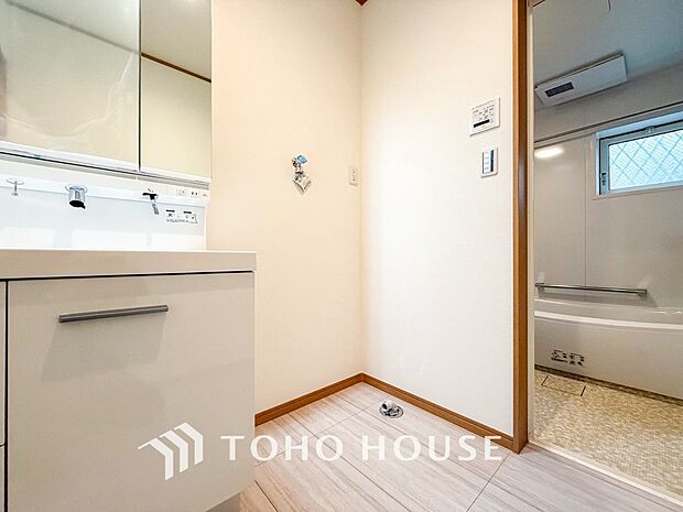 洗濯機を配置しても十分なスペースを確保しております。