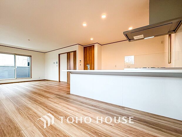 忙しい朝でも、しっかり家族が揃って食事をして頂けるゆとりある大きさのダイニングスペース。