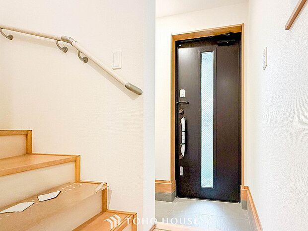 居住者の帰り、訪れる方を優しく迎えてくれる開放感のある玄関。