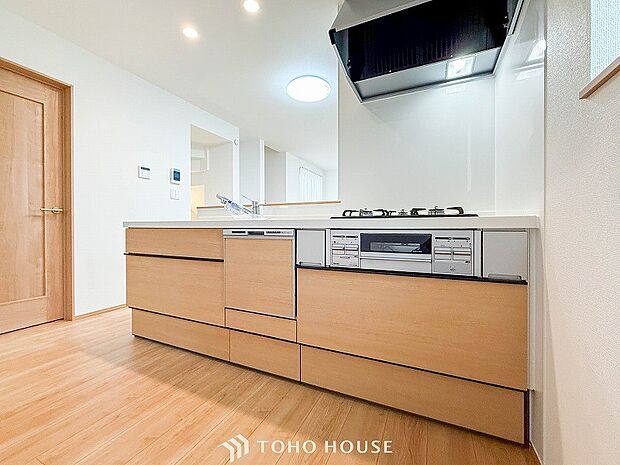 お手入れのしやすいすっきりしたシステムキッチンを採用しました。