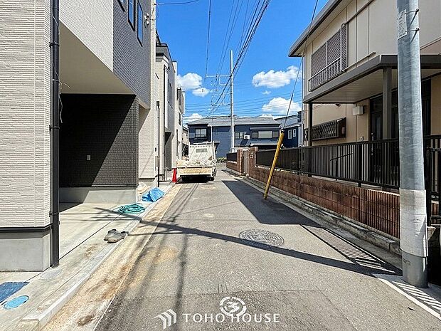 前面道路含む現地写真『快適』は「家」と「街」と「環境」が調和した時に訪れるだと改めて感じさせてくれます。