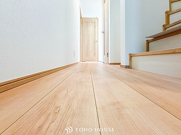 上質感漂う廊下。居住者の帰り、訪れる方を優しく迎える・安らぎに満ちた生活空間を予感させる。