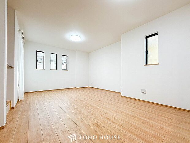 やわらかな陽射しがふりそそぎ、室内に開放感と爽快感をもたらします。