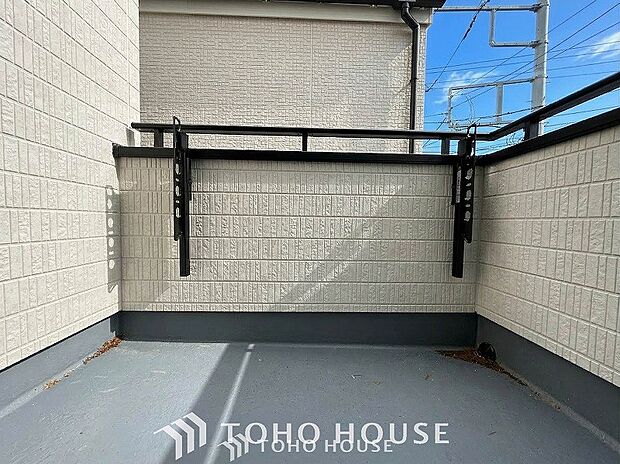 暮らしの中で光と風を演出してくれるバルコニー。