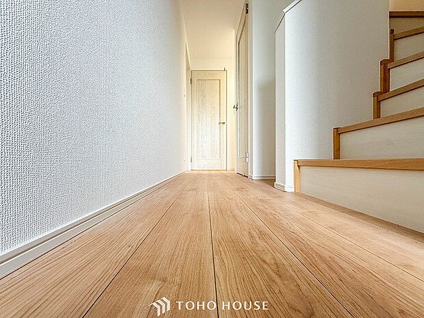 上質感漂う廊下。居住者の帰り、訪れる方を優しく迎える・安らぎに満ちた生活空間を予感させる。