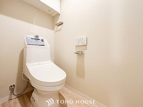 トイレはシンプルにホワイトで統一した温水洗浄付です。