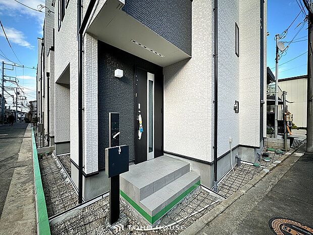 帰り着くたびに洗練されたテイストの空間に迎えられ誇りと喜びを感じる玄関まわりです。