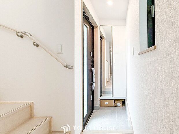 居住者の帰り、訪れる方を優しく迎えてくれる開放感のある玄関。