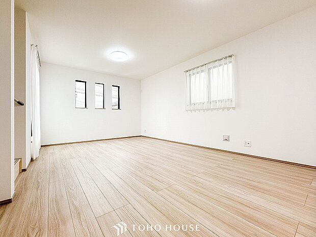 戸建てならではのリビング。落ち着いた色調のリビングは家族団欒の憩いの場所です。