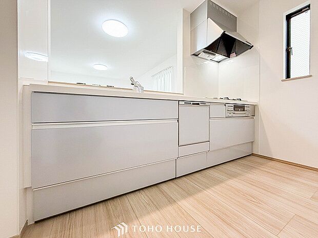 お手入れのしやすいすっきりしたシステムキッチンを採用しました。