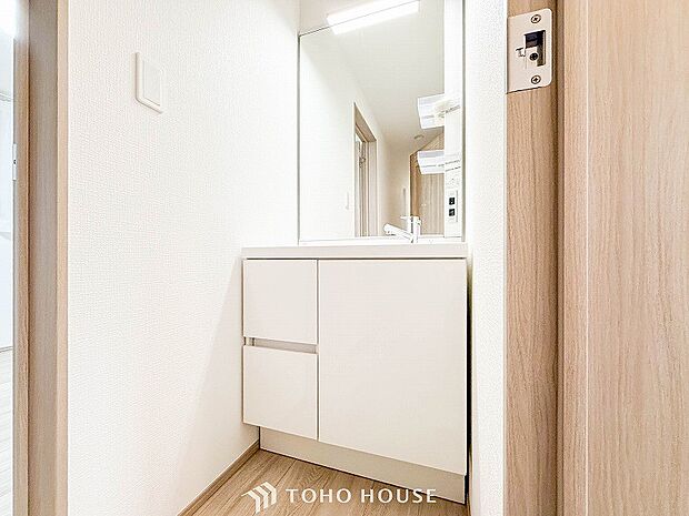 洗面台・洗面所三面鏡裏収納には化粧品や洗面用品類をすっきり整理できます。