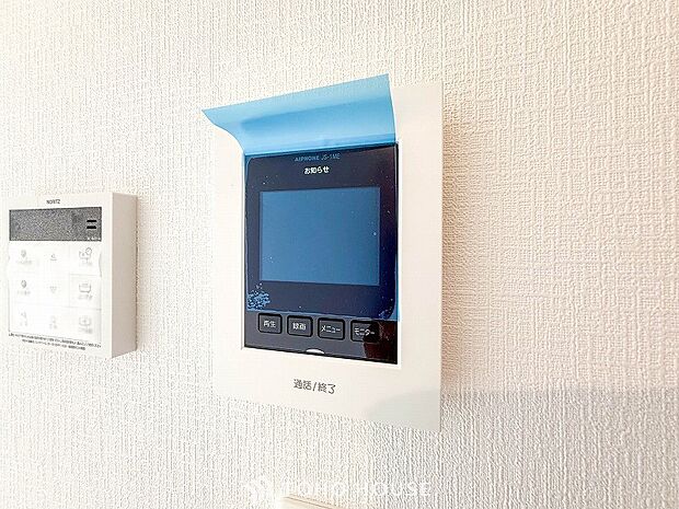 誰が来てもわかる様にモニター付きインターホンを設置。