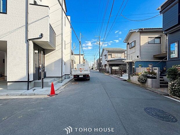 前面道路含む現地写真『快適』は「家」と「街」と「環境」が調和した時に訪れるだと改めて感じさせてくれます。