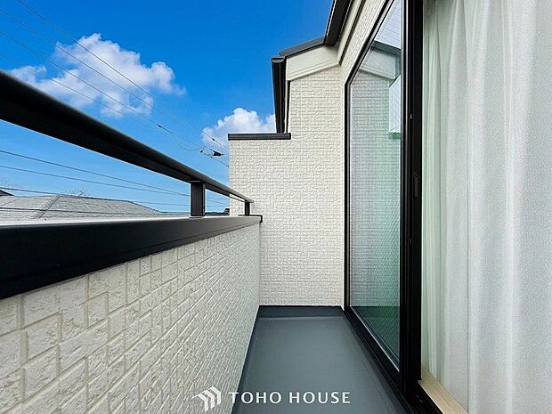 暮らしの中で光と風を演出してくれるバルコニー。