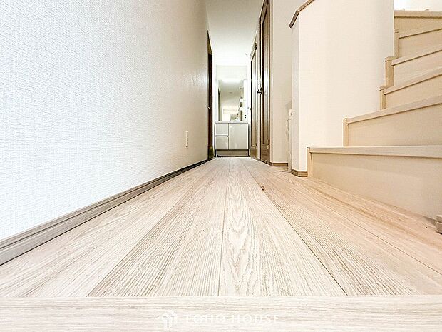 上質感漂う廊下。居住者の帰り、訪れる方を優しく迎える・安らぎに満ちた生活空間を予感させる。