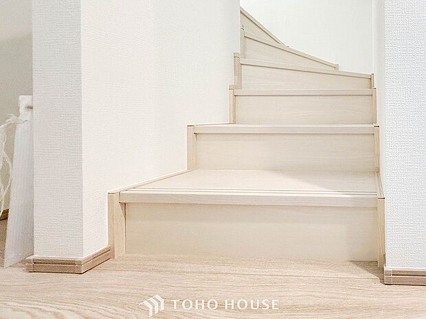 階段にはお子様やお年寄りに安心な手すりをご用意。