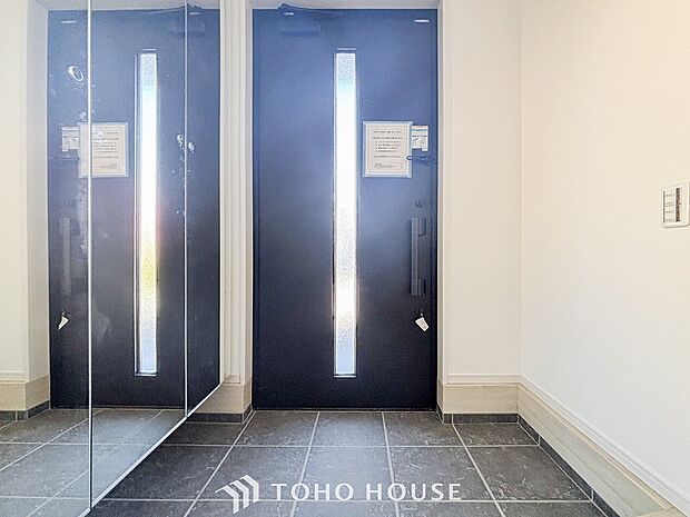 明るくコントラストのある、開放感と清潔感を兼ね備えた玄関。