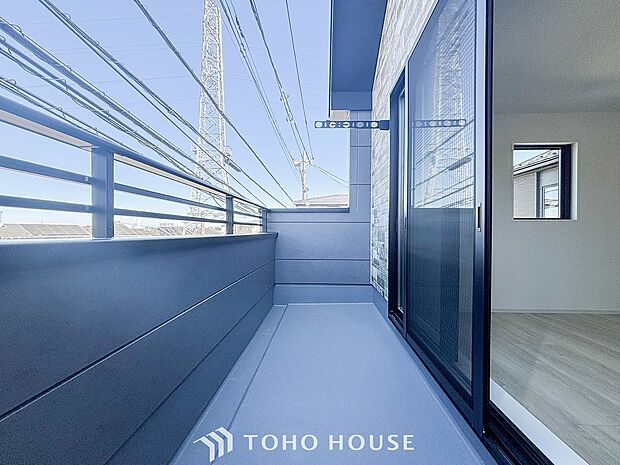 暮らしの中で光と風を演出してくれるバルコニー。