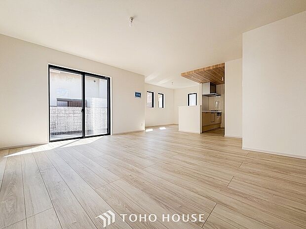 光と風があふれる開放的なリビングダイニングには自然と家族みんなが集まってきます。