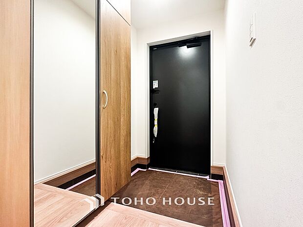 落ち着いた色を基調としていて、明るく優しい玄関となっています。