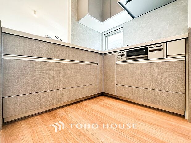 機能的で使い勝手のよさそうなキッチン。明るく清潔感があります。