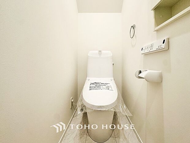 トイレはシンプルにホワイトで統一した温水洗浄付です。