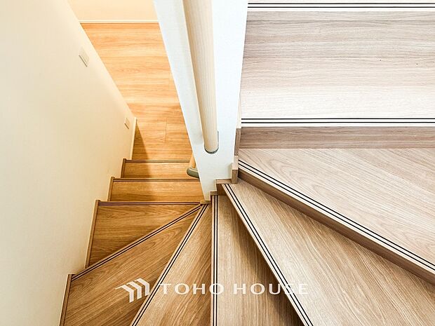 各フロアを結ぶ階段。集いの空間と一人の時間を楽しむプライベートルームをバランスよく繋いでいます。