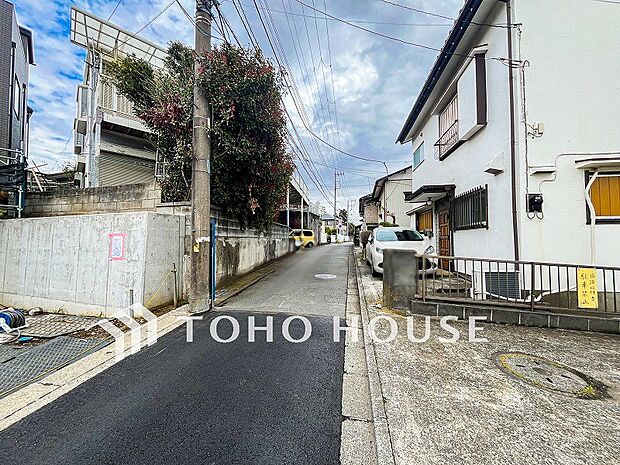 前面道路含む現地写真『快適』は「家」と「街」と「環境」が調和した時に訪れるだと改めて感じさせてくれます。