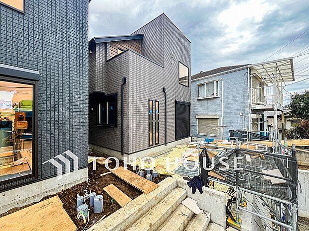 爽やかな青空の下に贅沢なほどに降り注ぐ陽光、豊かな居住性と、クオリティが見事に調和した住空間。