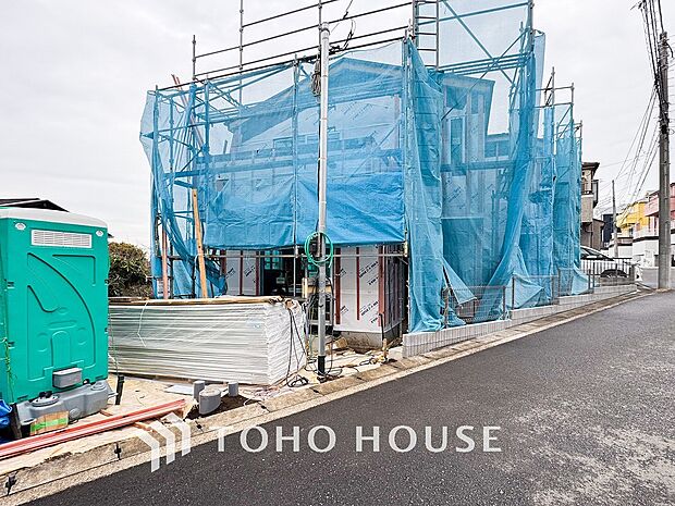 前面道路含む現地写真『快適』は「家」と「街」と「環境」が調和した時に訪れるだと改めて感じさせてくれます。