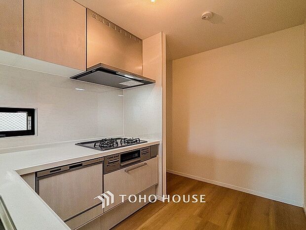 お手入れのしやすいすっきりしたシステムキッチンを採用しました。