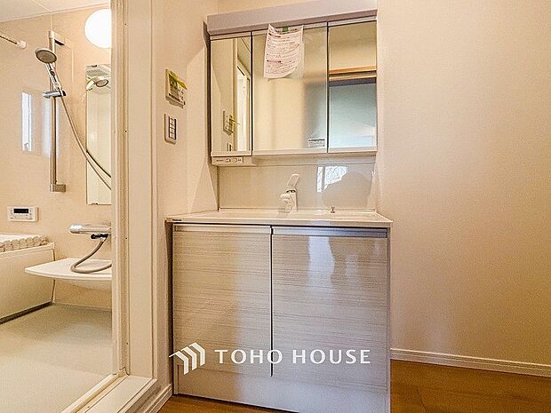 洗面台・洗面所パウダールームはナチュラルな雰囲気で清潔な印象。