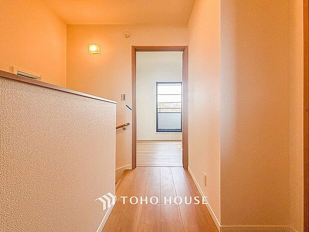 上質感漂う廊下。居住者の帰り、訪れる方を優しく迎える・安らぎに満ちた生活空間を予感させる。