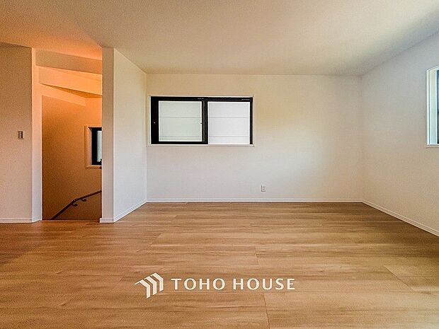 爽やかな色合いのフローリングと清潔感の溢れるクロスが明るい空間を創り出しているリビングダイニング。