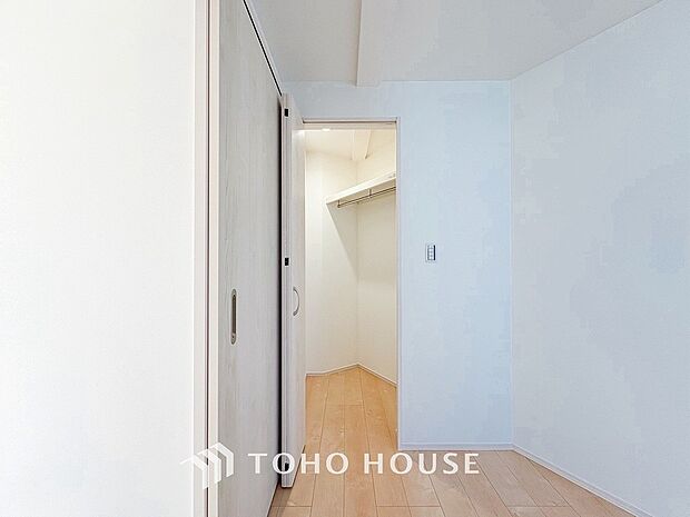 衣類だけでなく大きな荷物も収納でき、お部屋がすっきりします。