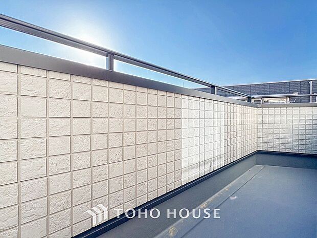 暮らしの中で光と風を演出してくれるバルコニー。