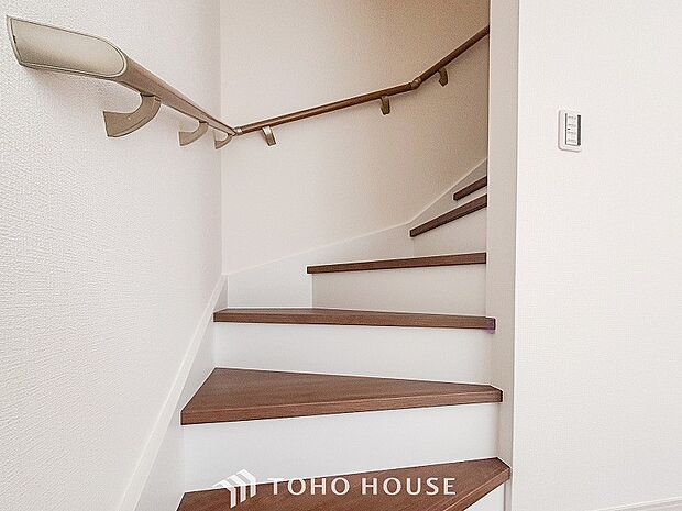 階段にはお子様やお年寄りに安心な手すりをご用意。