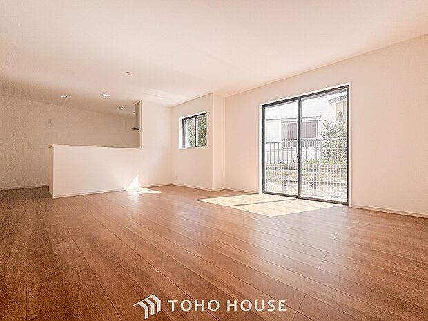 対面式キッチンのあるLDKで家族の会話が弾みます。