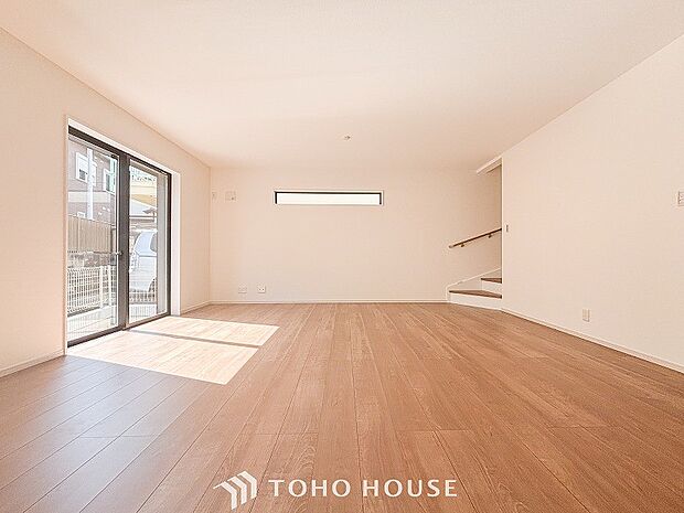 明るく開放的な空間が広がるLDK。室内には豊かな陽光が注ぎ込み、爽やかな住空間を演出。