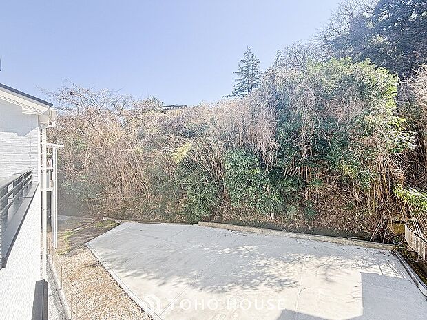 太陽の恵みをたっぷりと受けて、洗濯物も気持ちよく干せそうです。