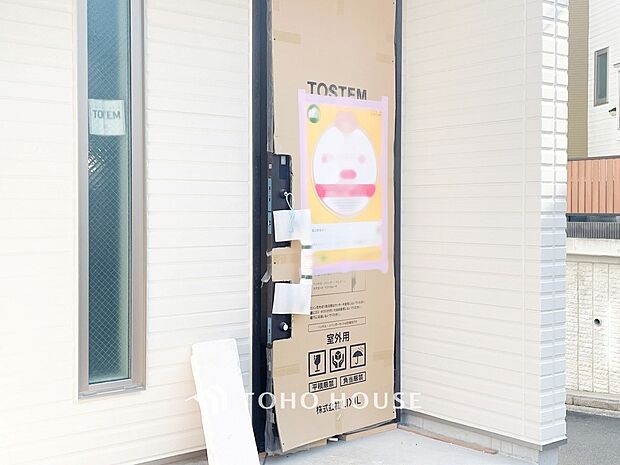 住む人や訪れる人やさしくエスコートする玄関アプローチ。