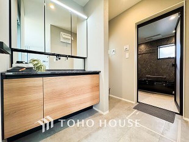 清潔感のあるプライベート空間は、身だしなみチェックや肌のお手入れに最適です。