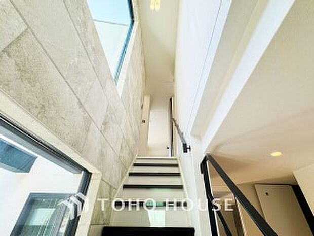パブリックゾーンとプライベートゾーン繋ぐ階段。豊かな陽光が注ぎ込み、爽やかな住空間を演出。