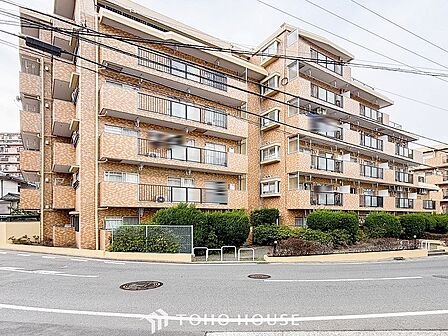 前面道路含む現地写真『快適』は「家」と「街」と「環境」が調和した時に訪れるだと改めて感じさせてくれます。