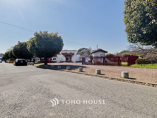 前面道路含む現地写真『快適』は「家」と「街」と「環境」が調和した時に訪れるだと改めて感じさせてくれます。