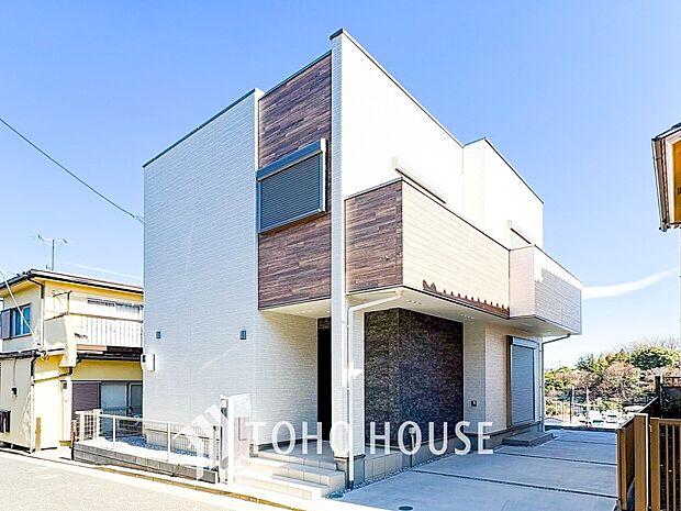 住む人や訪れる人やさしくエスコートする玄関アプローチ。