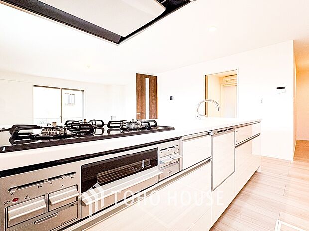 対面キッチンでリビングのご家族と会話を楽しみながらお料理できます。