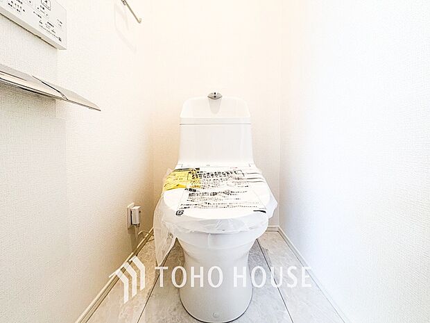 トイレはシンプルにホワイトで統一した温水洗浄付です。