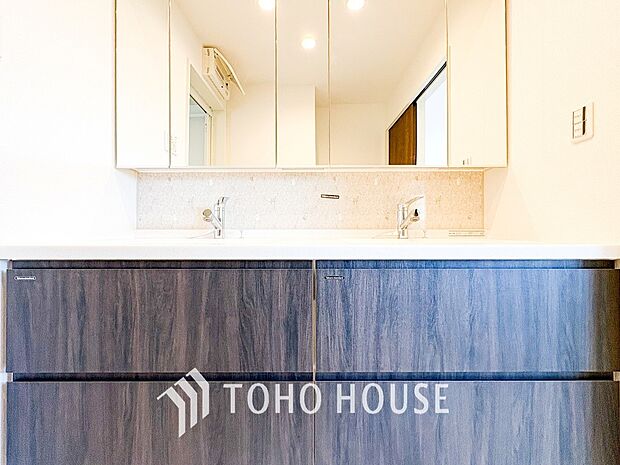 洗面台・洗面所十分な大きさの洗面台は、朝の慌ただしい時間でも余裕とゆとりを感じて頂けます。